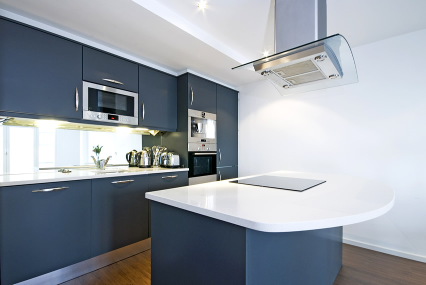Mang năng lượng mới vào nhà với tủ bếp màu xanh > tu-be-xanh-co-ban-dao