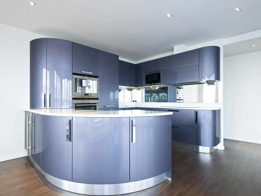 Mang năng lượng mới vào nhà với tủ bếp màu xanh > tu-bep-phu-acrylic-mau-xanh-bong-guong