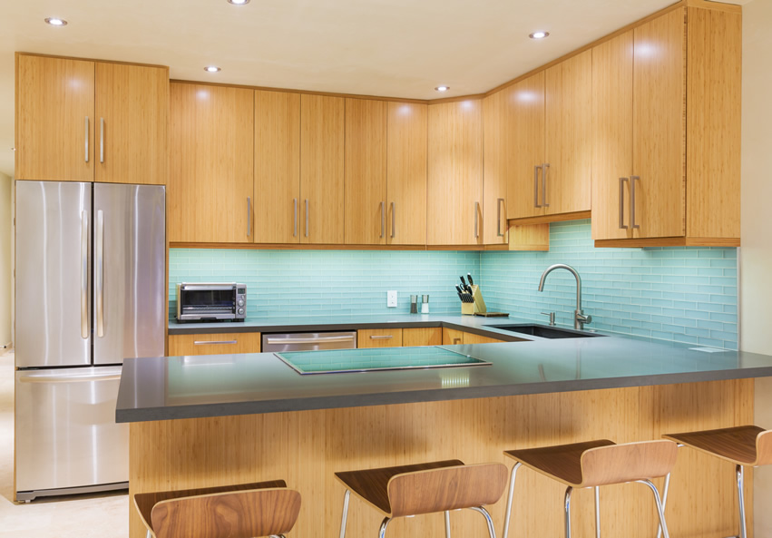 Mang năng lượng mới vào nhà với tủ bếp màu xanh > tu-bep-phu-laminate-ket-hop-tuong-xanh